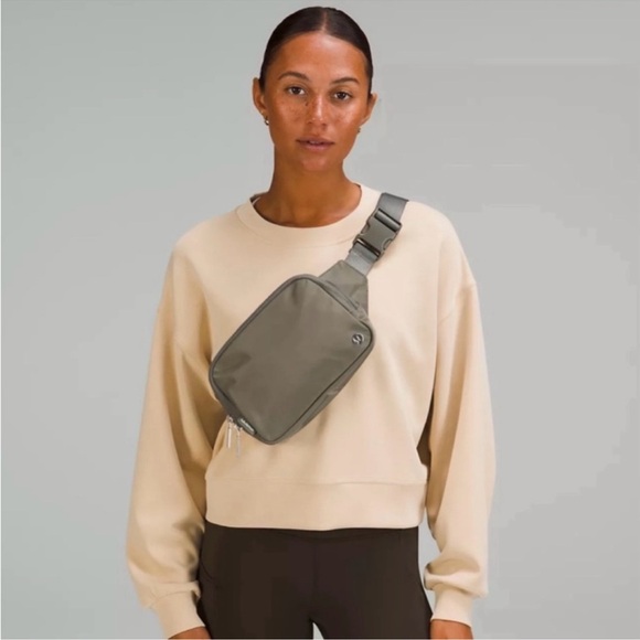 gray lululemon everywhere belt bag Crossbody 1L lululemon Everywhere Belt Bag Review: